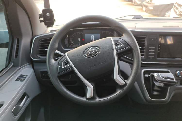 Used SAIC MAXUS Xintu V80 2025 PRO Aoyuntong 2.0T Automatic Long-Wheelbase Mid-Roof Model with 6/7/8/9 Seats Steering Wheel