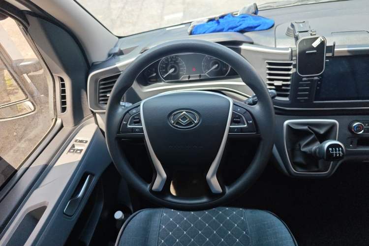 Used SAIC MAXUS Xintu V80 2025 Value Edition Aoyuntong 2.0T AMT Long Wheelbase Ultra-Low Roof 127 PS 6/7/9 Seats Steering Wheel