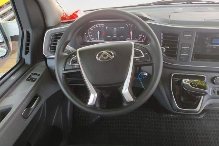 Used SAIC MAXUS Xintu V80 2025 PRO Aoyuntong 2.0T Automatic Short Wheelbase Ultra-Low Roof 5/6-Seater Steering Wheel