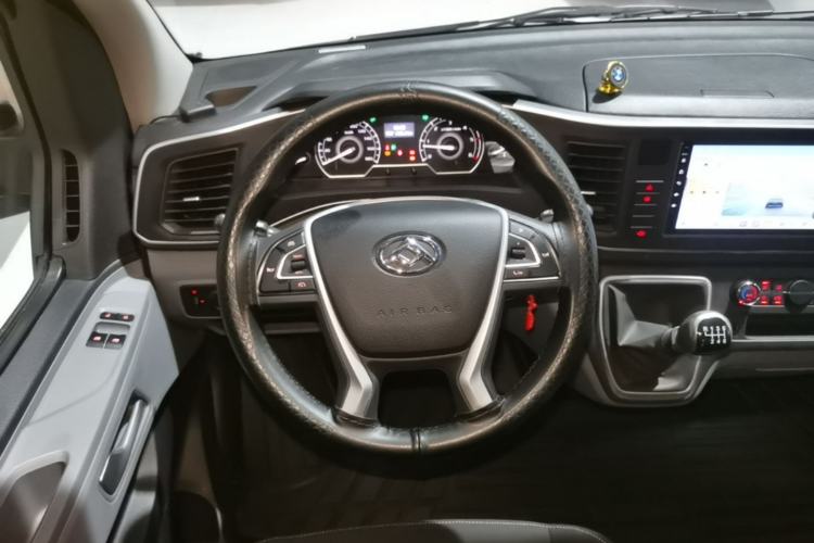 Used SAIC MAXUS Xintu V80 2025 Value Edition Aoyuntong 2.0T Manual Short Wheelbase Mid-Height 127 Ps 5/6 Seats Steering Wheel