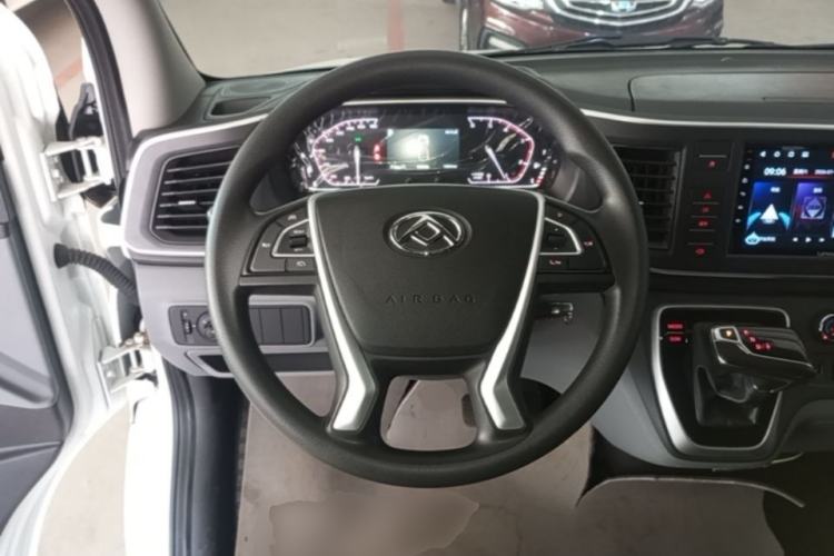 Used SAIC MAXUS Xintu V80 2025 PRO Aoyuntong 2.0T Automatic Short Wheelbase Mid-Height 5/6-Seater Steering Wheel