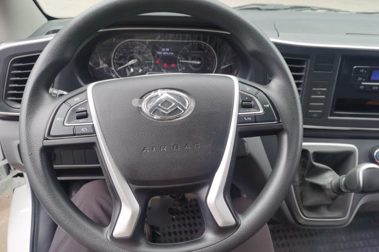 Used SAIC MAXUS Xintu V80 2025 Value Edition Aoyuntong 2.0T Manual Short Wheelbase Ultra-Low Roofline 127 Ps 5/6 Seats Steering Wheel