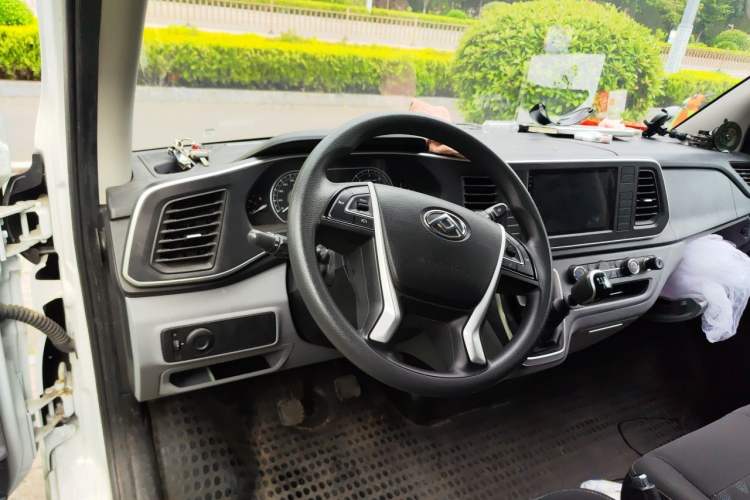Used SAIC MAXUS Xintu V80 2025 Value Edition City Distribution King 2.0T Manual Short Wheelbase Mid-Roof 127 Ps 3 Seats Steering Wheel