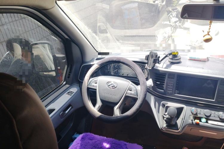 Used SAIC MAXUS Xintu V80 2025 Value Edition Aoyuntong 2.0T Manual Short Wheelbase Mid-Height 127 Ps 5/6 Seats Steering Wheel