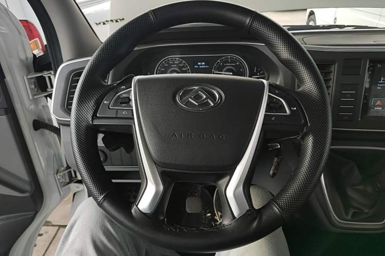 Used SAIC MAXUS Xintu V80 2025 Value Edition Aoyuntong 2.0T Manual Long Wheelbase Mid-Height Design 127 Ps 6/7/9-Seater Steering Wheel