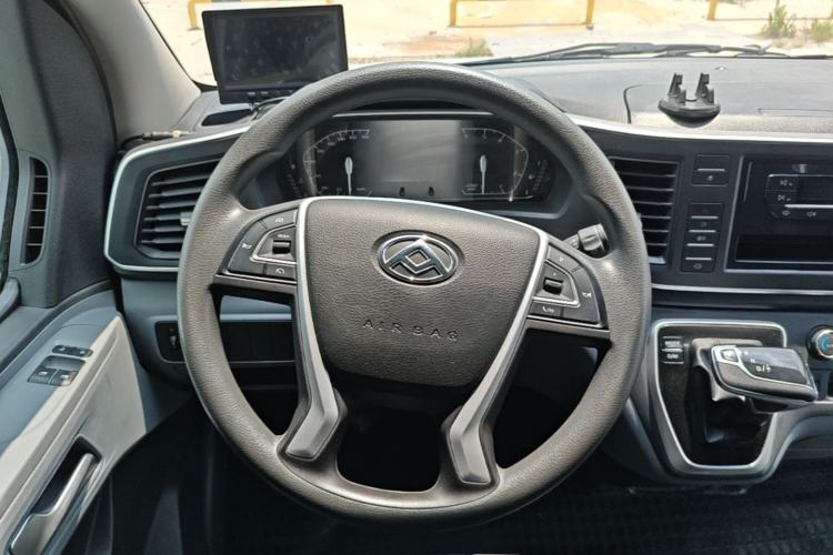 Used SAIC MAXUS Xintu V80 2025 PRO Aoyuntong 2.0T Automatic Long-Wheelbase Mid-Roof Model with 6/7/8/9 Seats Steering Wheel