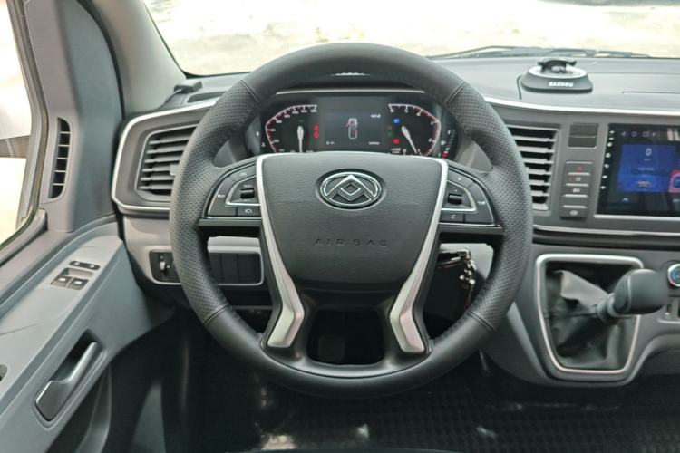 Used SAIC MAXUS Xintu V80 2025 PRO Aoyuntong 2.0T Manual Short Wheelbase Ultra-Low Roof 5/6-Seater Steering Wheel