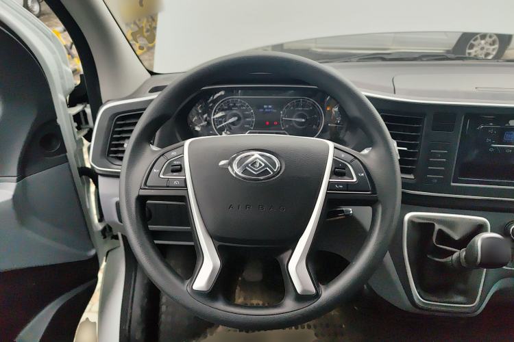 Used SAIC MAXUS Xintu V80 2025 Value Edition Aoyuntong 2.0T Manual Short Wheelbase Mid-Height 127 Ps 5/6 Seats Steering Wheel
