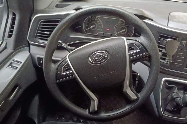 Used SAIC MAXUS Xintu V80 2025 Value Edition Aoyuntong 2.0T Manual Short Wheelbase Mid-Height 127 Ps 5/6 Seats Steering Wheel