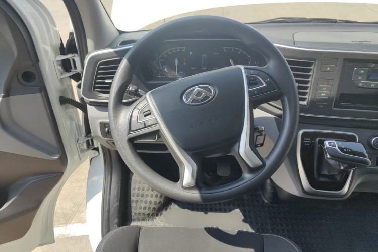 Used SAIC MAXUS Xintu V80 2025 PRO Aoyuntong 2.0T Automatic Short Wheelbase Ultra-Low Roof 5/6-Seater Steering Wheel