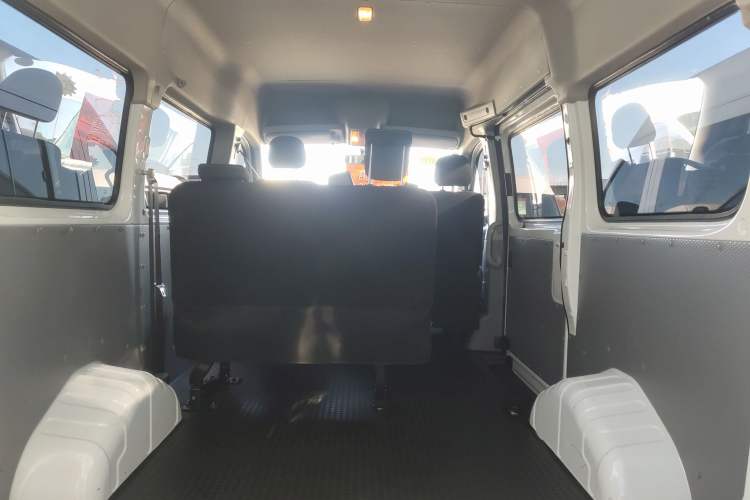 Used SAIC MAXUS Xintu V80 2025 Value Edition Aoyuntong 2.0T Manual Short Wheelbase Mid-Height 127 Ps 5/6 Seats Trunk