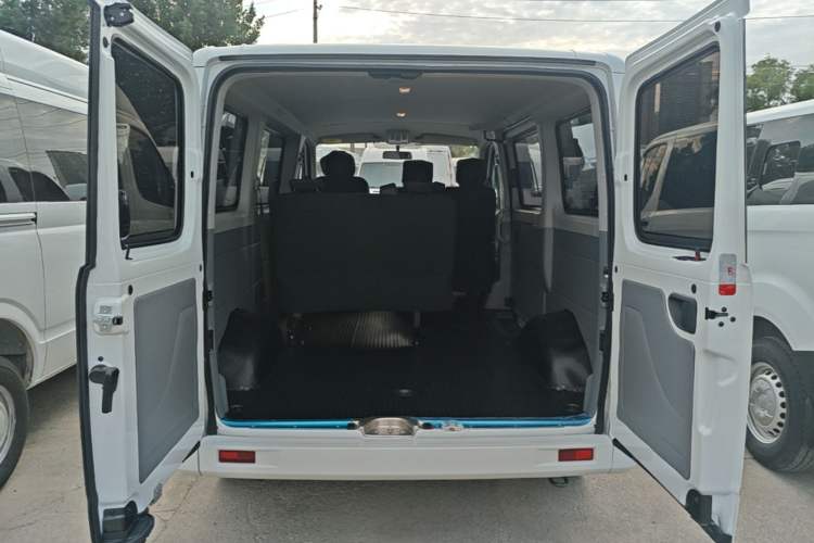 Used SAIC MAXUS Xintu V80 2025 PRO Aoyuntong 2.0T Manual Short Wheelbase Ultra-Low Roof 5/6-Seater Trunk