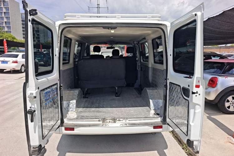Used SAIC MAXUS Xintu V80 2025 PRO Aoyuntong 2.0T Automatic Short Wheelbase Ultra-Low Roof 5/6-Seater Trunk