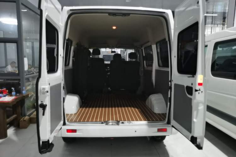 Used SAIC MAXUS Xintu V80 2025 Value Edition Aoyuntong 2.0T Manual Short Wheelbase Mid-Height 127 Ps 5/6 Seats Trunk