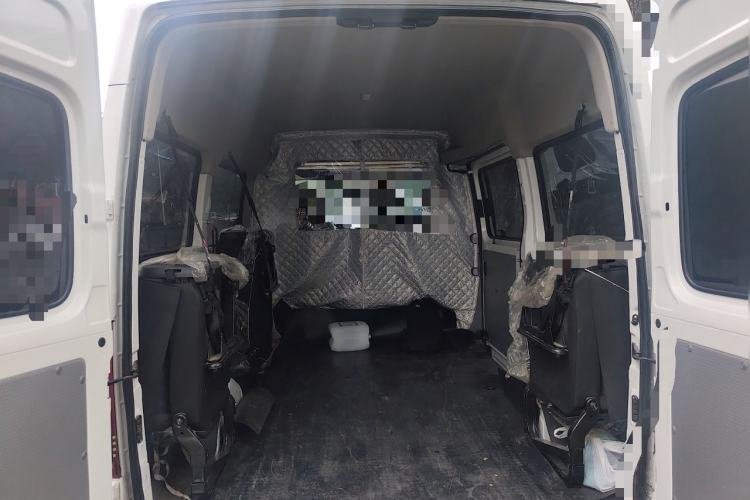 Used SAIC MAXUS Xintu V80 2025 PRO Aoyuntong 2.0T Manual Short Wheelbase Mid-Height 7/8/9-Seater Trunk