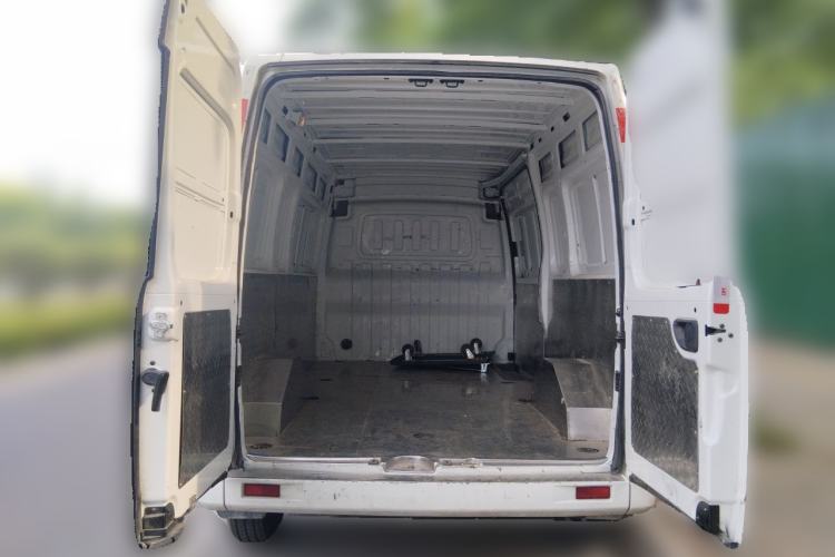 Used SAIC MAXUS Xintu V80  Trunk