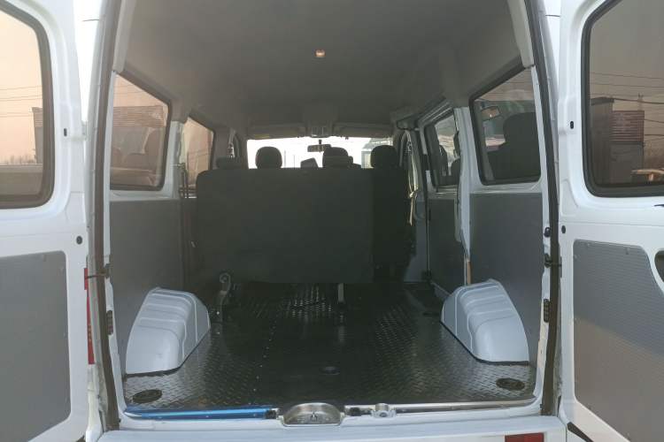 Used SAIC MAXUS Xintu V80 2025 Value Edition Aoyuntong 2.0T Manual Short Wheelbase Mid-Height 127 Ps 5/6 Seats Trunk
