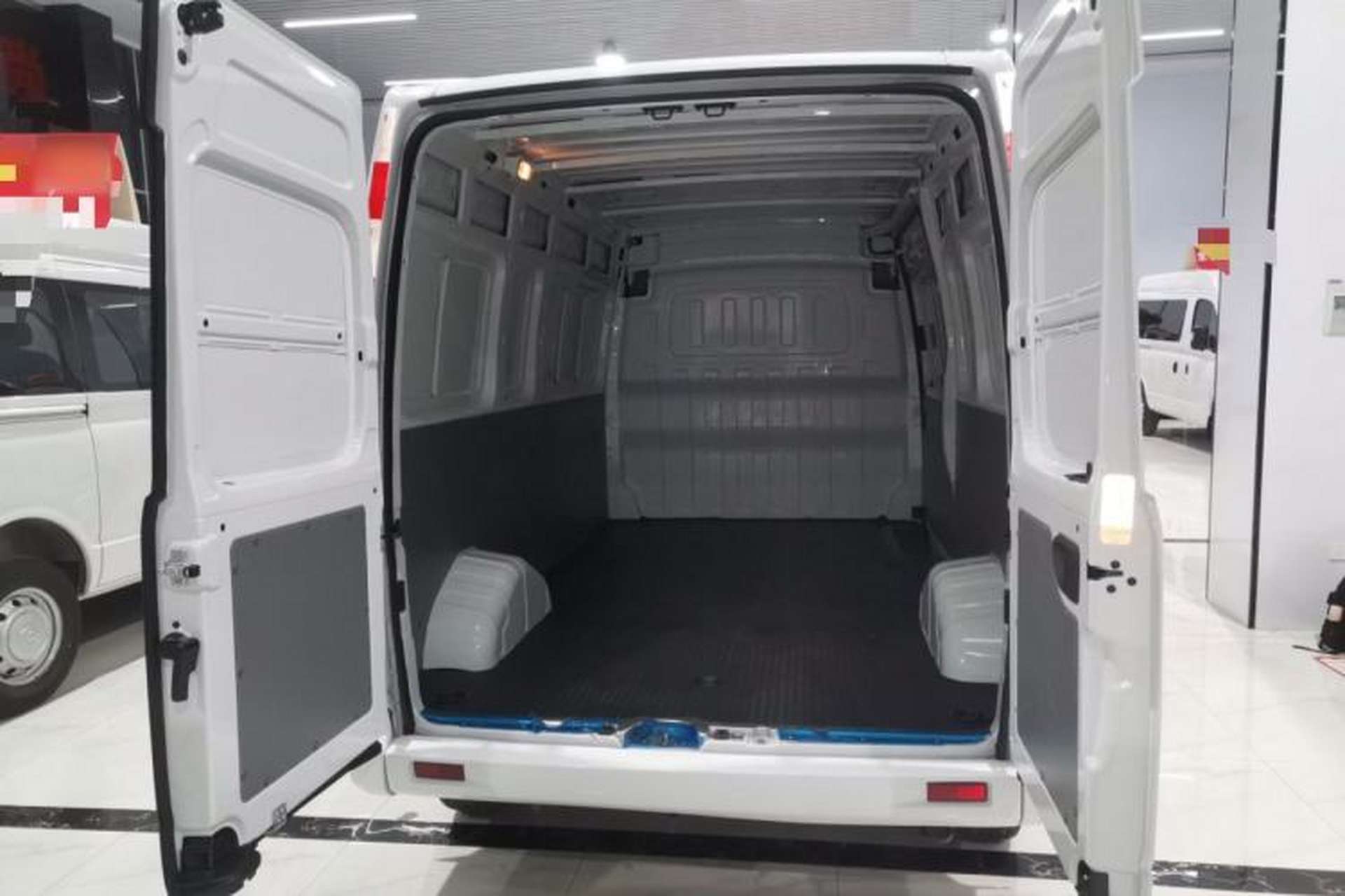 Used SAIC MAXUS Xintu V80 2025 Value Edition City Distribution King 2.0T Manual Long Wheelbase Mid-Roof 127 Ps 3 Seats Trunk