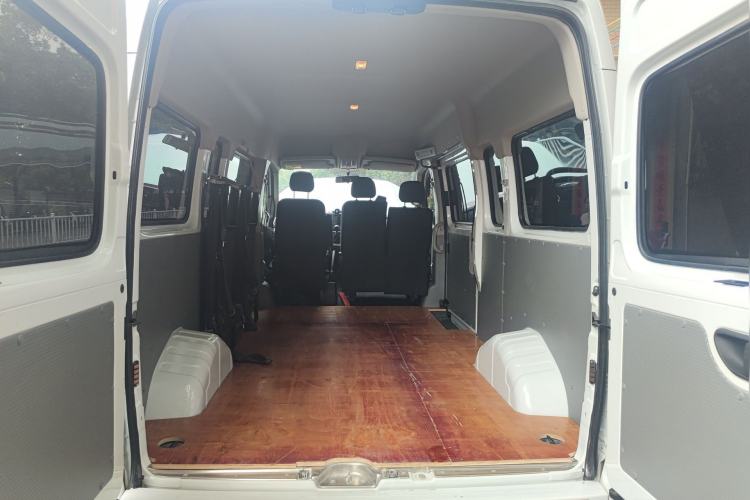 Used SAIC MAXUS Xintu V80 2025 PRO Aoyuntong 2.0T AMT Short Wheelbase Mid-Height 7/8/9-Seater Trunk