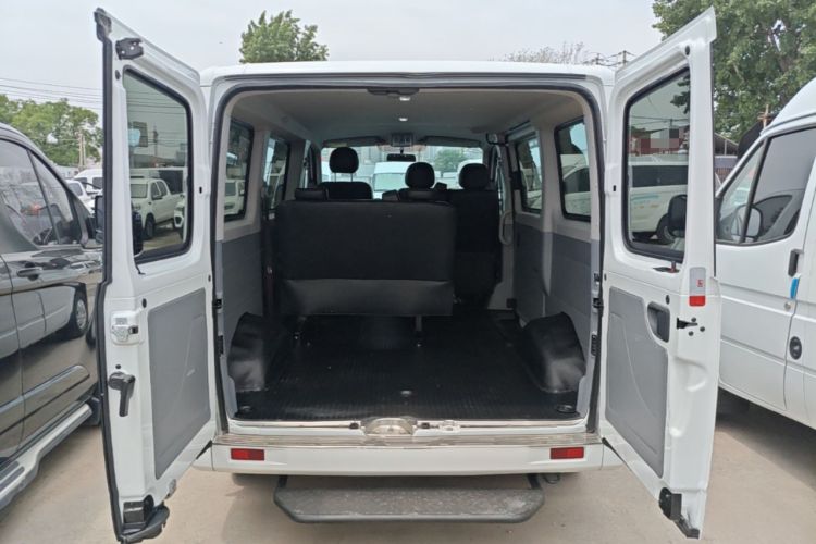 Used SAIC MAXUS Xintu V80 2025 PRO Aoyuntong 2.0T Manual Short Wheelbase Ultra-Low Roof 5/6-Seater Trunk