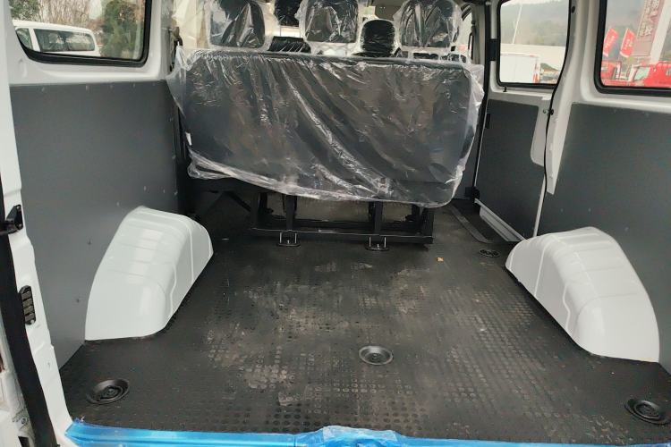 Used SAIC MAXUS Xintu V80 2025 Value Edition Aoyuntong 2.0T Manual Short Wheelbase Mid-Height 127 Ps 5/6 Seats Trunk