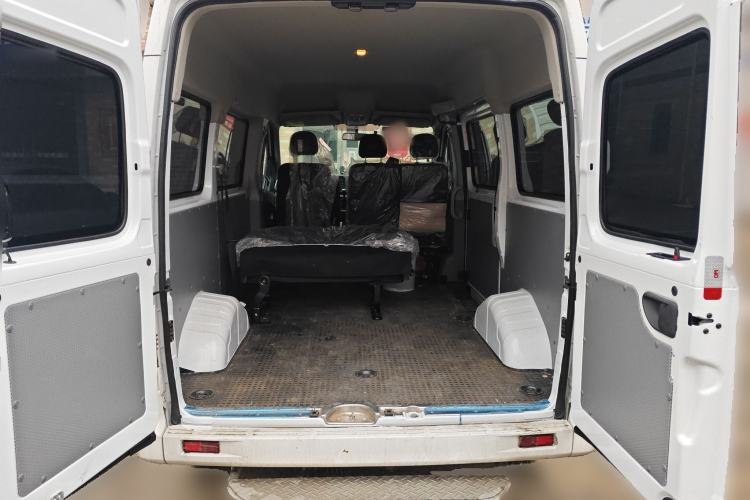 Used SAIC MAXUS Xintu V80 2025 PRO Aoyuntong 2.0T Manual Short Wheelbase Mid-Height 5/6-Seater Trunk