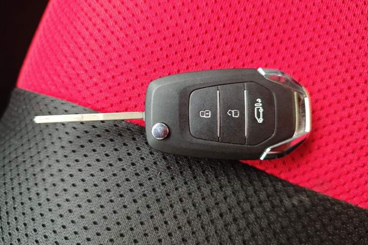 Used SAIC MAXUS Xintu V80 2025 PRO Aoyuntong 2.0T Manual Short Wheelbase Mid-Height 5/6-Seater Vehicle Key