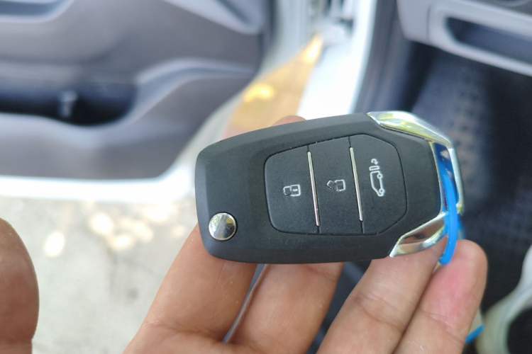 Used SAIC MAXUS Xintu V80 2025 PRO Aoyuntong 2.0T Automatic Short Wheelbase Ultra-Low Roof 5/6-Seater Vehicle Key