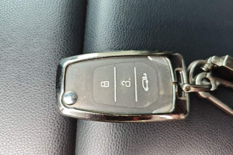 Used SAIC MAXUS Xintu V80 2025 PRO Aoyuntong 2.0T Manual Short Wheelbase Ultra-Low Roof 5/6-Seater Vehicle Key