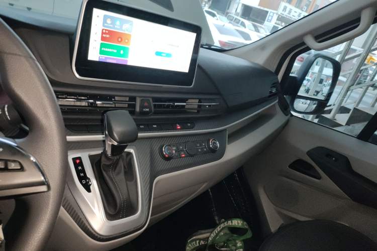 Used SAIC MAXUS Xintu V90 2022 2.0T Automatic Zhiyun King Rear-Drive Long Wheelbase High-Roof Design with Single Rear Tire—6/7 Seater Audio And AC Panel