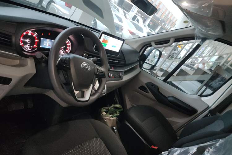 Used SAIC MAXUS Xintu V90 2022 2.0T Automatic Zhiyun King Rear-Drive Long Wheelbase High-Roof Design with Single Rear Tire—6/7 Seater Center Console