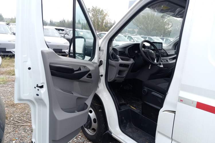 Used SAIC MAXUS Xintu V90 2022 2.0T Automatic VAN Rear-Drive Extended Wheelbase High Roof with Dual Rear Tires 3-Seater Driver Seat