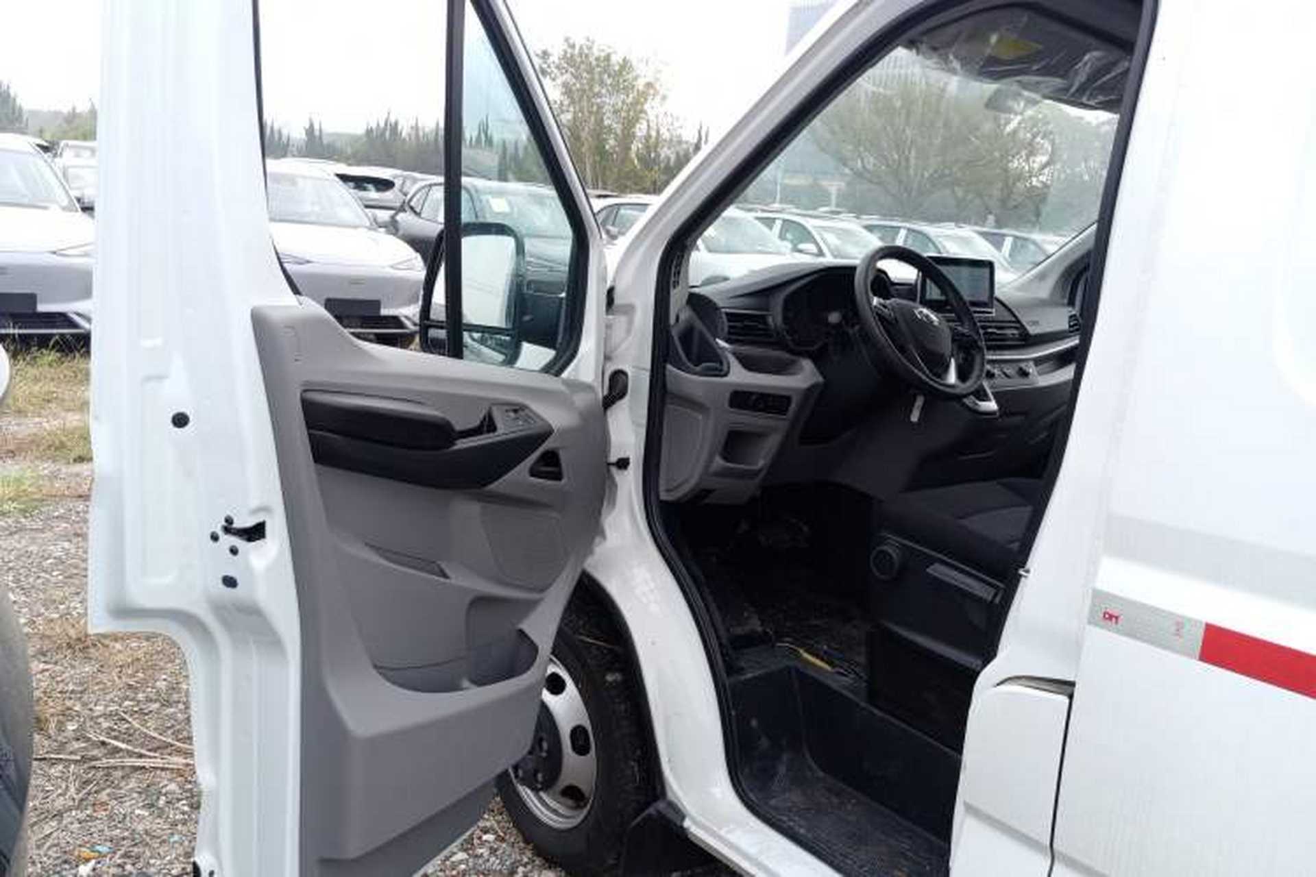 Used SAIC MAXUS Xintu V90 2022 2.0T Automatic VAN Rear-Drive Extended Wheelbase High Roof with Dual Rear Tires 3-Seater Driver Seat