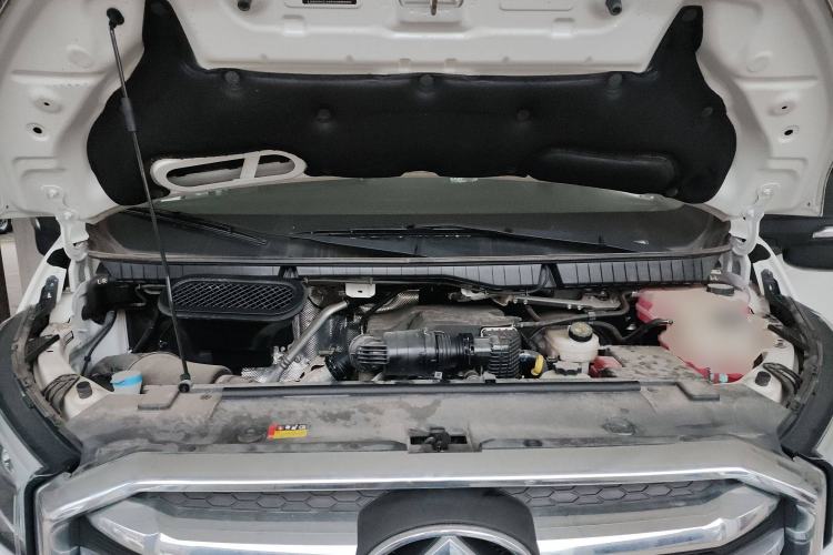 Used SAIC MAXUS Xintu V90 2022 2.0T Automatic Zhiyun King Rear-Drive Long Wheelbase High-Roof Design with Single Rear Tire—6/7 Seater Engine Bay