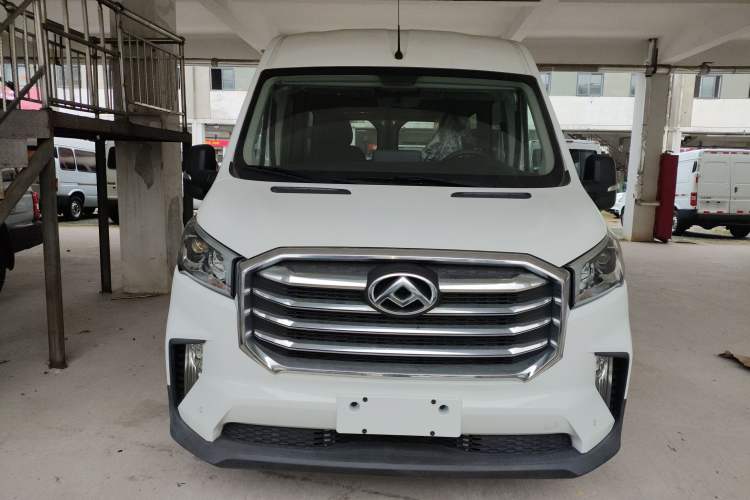 Used SAIC MAXUS Xintu V90 2022 2.0T Automatic Zhiyun King Rear-Drive Long Wheelbase High-Roof Design with Single Rear Tire—6/7 Seater Front