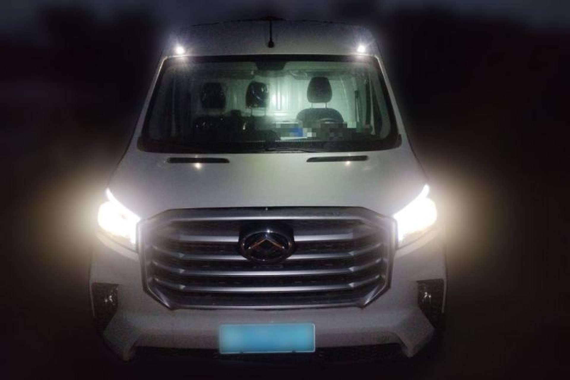 Used SAIC MAXUS Xintu V90 2022 2.0T Automatic VAN Rear-Drive Extended Wheelbase High Roof with Dual Rear Tires 3-Seater Front