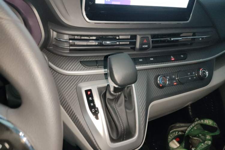 Used SAIC MAXUS Xintu V90 2022 2.0T Automatic Zhiyun King Rear-Drive Long Wheelbase High-Roof Design with Single Rear Tire—6/7 Seater Gear Lever