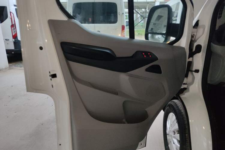 Used SAIC MAXUS Xintu V90 2022 2.0T Automatic Zhiyun King Rear-Drive Long Wheelbase High-Roof Design with Single Rear Tire—6/7 Seater Left Front Door Interior