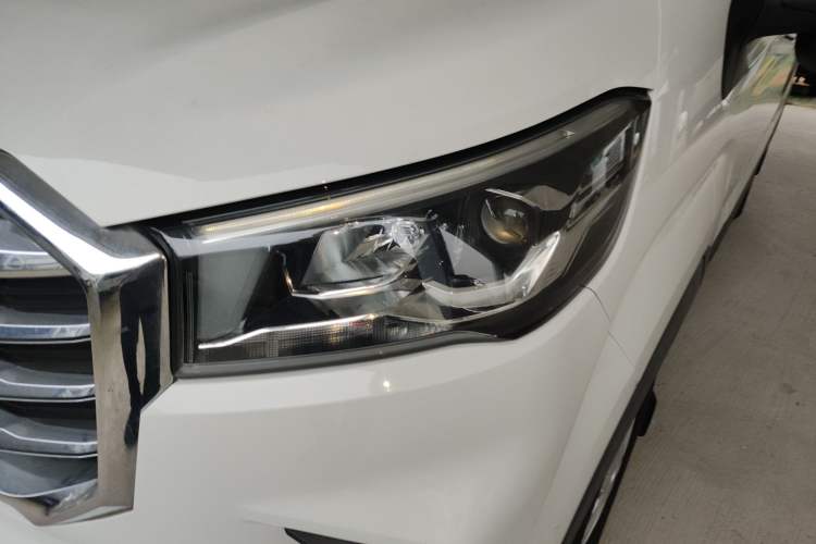 Used SAIC MAXUS Xintu V90 2022 2.0T Automatic Zhiyun King Rear-Drive Long Wheelbase High-Roof Design with Single Rear Tire—6/7 Seater Left Front Headlight