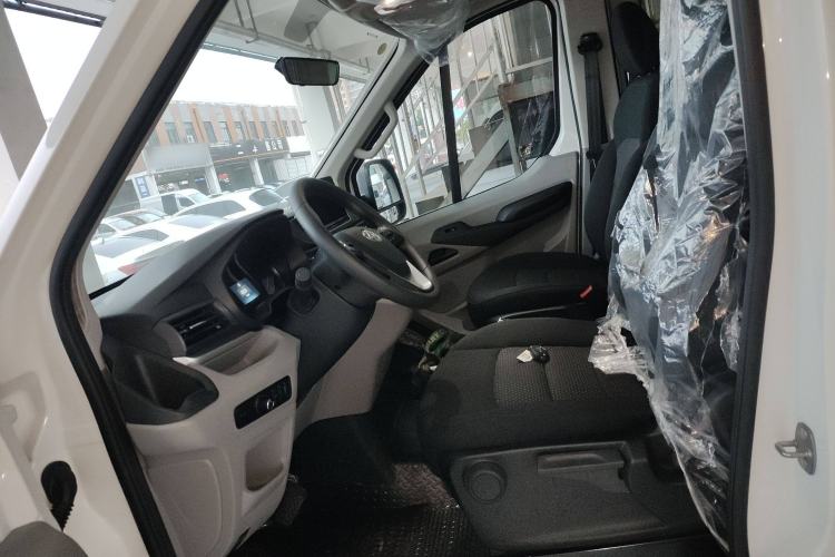 Used SAIC MAXUS Xintu V90 2022 2.0T Automatic Zhiyun King Rear-Drive Long Wheelbase High-Roof Design with Single Rear Tire—6/7 Seater Left Front Seat