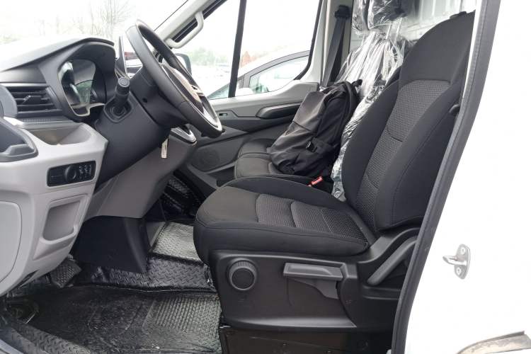 Used SAIC MAXUS Xintu V90 2022 2.0T Automatic VAN Rear-Drive Extended Wheelbase High Roof with Dual Rear Tires 3-Seater Left Front Seat