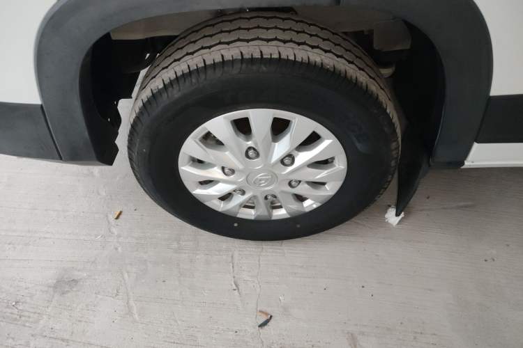 Used SAIC MAXUS Xintu V90 2022 2.0T Automatic Zhiyun King Rear-Drive Long Wheelbase High-Roof Design with Single Rear Tire—6/7 Seater Left Front Wheel Hub