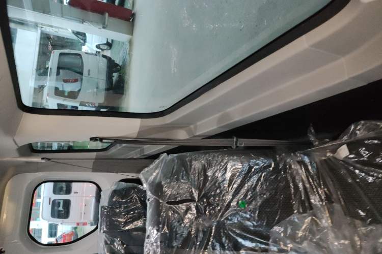 Used SAIC MAXUS Xintu V90 2022 2.0T Automatic Zhiyun King Rear-Drive Long Wheelbase High-Roof Design with Single Rear Tire—6/7 Seater Left Rear Door Interior