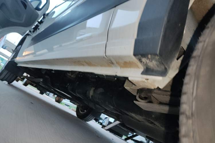 Used SAIC MAXUS Xintu V90 2022 2.0T Automatic Zhiyun King Rear-Drive Long Wheelbase High-Roof Design with Single Rear Tire—6/7 Seater Left Side Sill