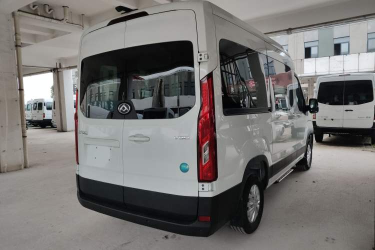 Used SAIC MAXUS Xintu V90 2022 2.0T Automatic Zhiyun King Rear-Drive Long Wheelbase High-Roof Design with Single Rear Tire—6/7 Seater Rear Right 45 Deg
