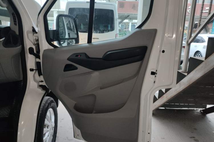 Used SAIC MAXUS Xintu V90 2022 2.0T Automatic Zhiyun King Rear-Drive Long Wheelbase High-Roof Design with Single Rear Tire—6/7 Seater Right Front Door Interior
