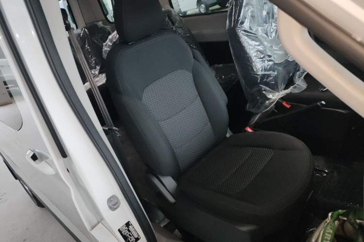 Used SAIC MAXUS Xintu V90 2022 2.0T Automatic Zhiyun King Rear-Drive Long Wheelbase High-Roof Design with Single Rear Tire—6/7 Seater Right Front Seat