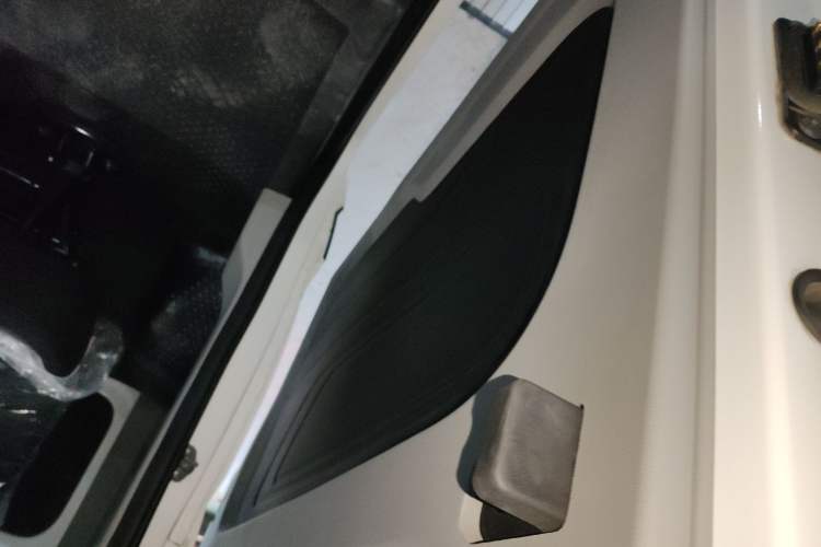 Used SAIC MAXUS Xintu V90 2022 2.0T Automatic Zhiyun King Rear-Drive Long Wheelbase High-Roof Design with Single Rear Tire—6/7 Seater Right Rear Door Interior