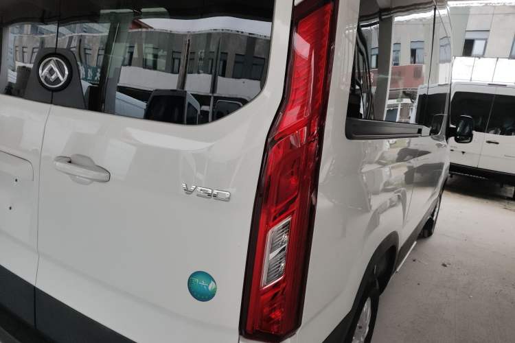 Used SAIC MAXUS Xintu V90 2022 2.0T Automatic Zhiyun King Rear-Drive Long Wheelbase High-Roof Design with Single Rear Tire—6/7 Seater Right Rear Taillight