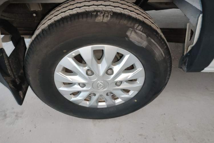 Used SAIC MAXUS Xintu V90 2022 2.0T Automatic Zhiyun King Rear-Drive Long Wheelbase High-Roof Design with Single Rear Tire—6/7 Seater Right Rear Wheel Hub